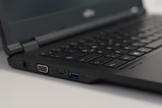 Fujitsu LifeBook E449 - 14" (1920x1080 ) FULL HD / Intel Core i3-8130U / 8GB RAM DDR4 / 256GB SSD / - снимка 4