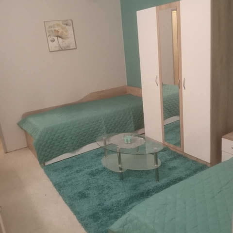 Давам под наем тристаен-2спални, хол, отделна кухня, напълно и ново обзаведен - снимка 2