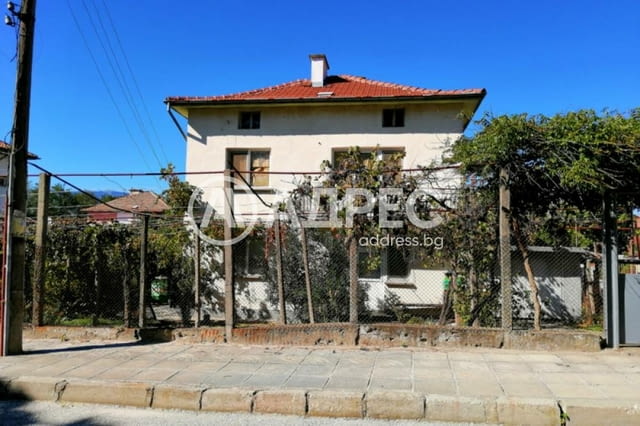 Двуетажна къща с гараж и обширен двор - в центъра на с. Долна Градешница - снимка 1