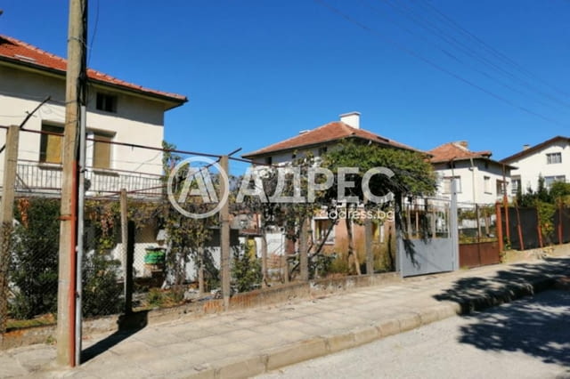 Двуетажна къща с гараж и обширен двор - в центъра на с. Долна Градешница - снимка 2