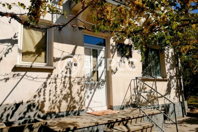 Двуетажна къща с гараж и обширен двор - в центъра на с. Долна Градешница - снимка 3