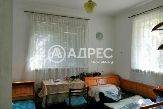 Двуетажна къща с гараж и обширен двор - в центъра на с. Долна Градешница - снимка 4