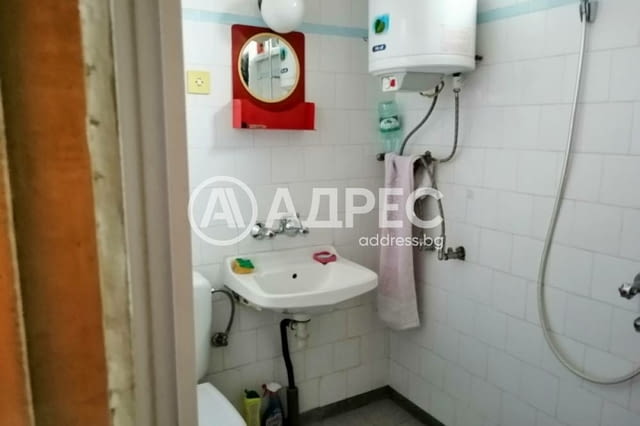 Двуетажна къща с гараж и обширен двор - в центъра на с. Долна Градешница - снимка 5