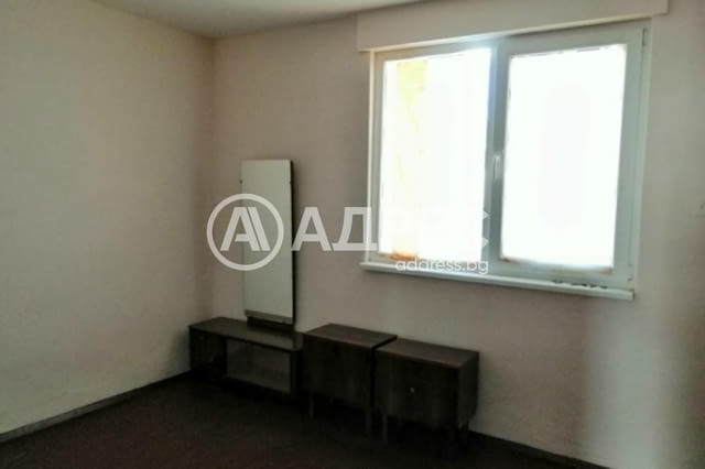 Двуетажна къща с гараж и обширен двор - в центъра на с. Долна Градешница - снимка 6