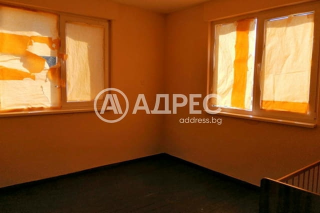 Двуетажна къща с гараж и обширен двор - в центъра на с. Долна Градешница - снимка 7