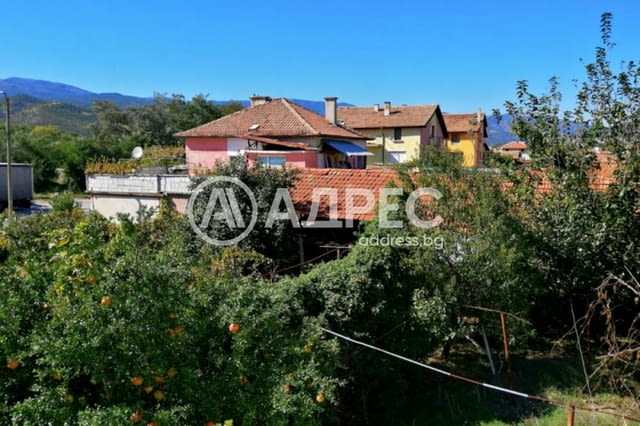 Двуетажна къща с гараж и обширен двор - в центъра на с. Долна Градешница - снимка 9