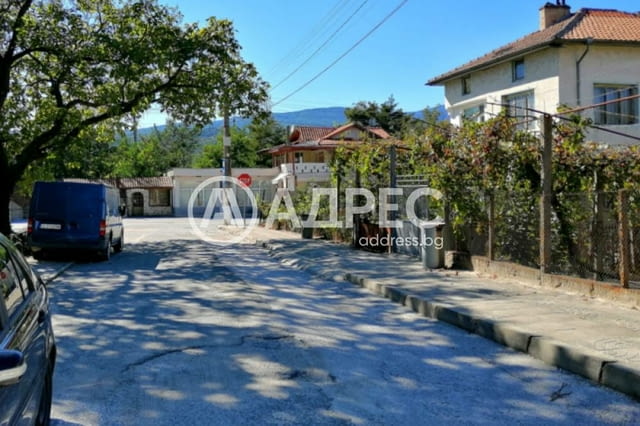 Двуетажна къща с гараж и обширен двор - в центъра на с. Долна Градешница - снимка 11