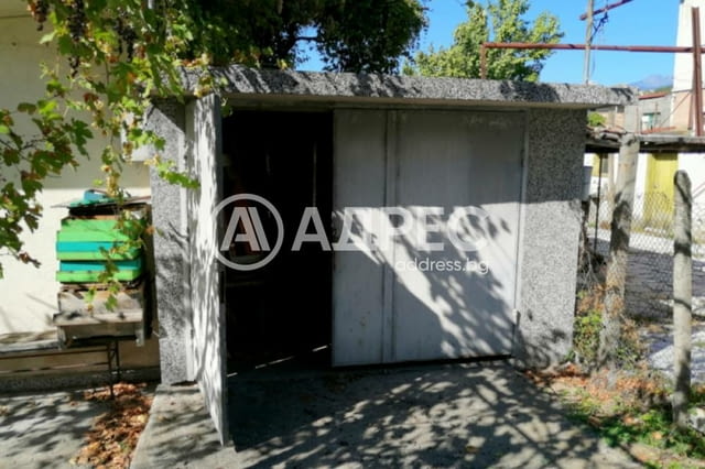 Двуетажна къща с гараж и обширен двор - в центъра на с. Долна Градешница - снимка 12