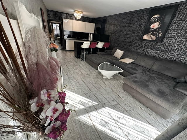 Давам под наем Луксозно обзаведен Тристаен апартамент с 2 паркоместа -в гр. Варна , ж.к. Левски , ул - снимка 1