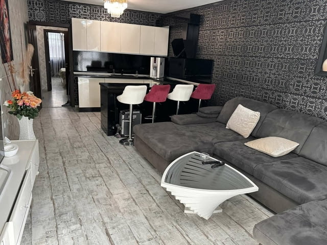 Давам под наем Луксозно обзаведен Тристаен апартамент с 2 паркоместа -в гр. Варна , ж.к. Левски , ул - снимка 2