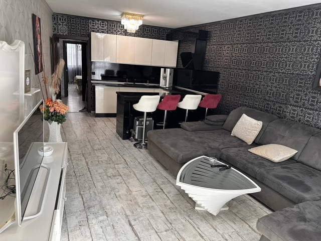 Давам под наем Луксозно обзаведен Тристаен апартамент с 2 паркоместа -в гр. Варна , ж.к. Левски , ул - снимка 4