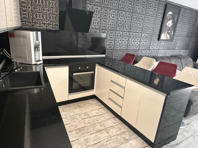 Давам под наем Луксозно обзаведен Тристаен апартамент с 2 паркоместа -в гр. Варна , ж.к. Левски , ул - снимка 6