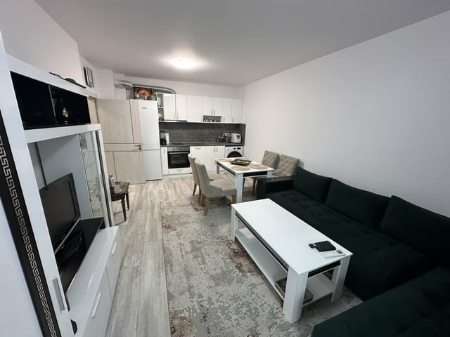 Давам луксозно обзаведен двустаен апартамент с 1 паркомясто в к.к. Св. Константин и Елена , к-с Елис - снимка 1