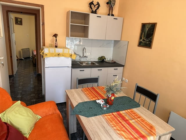 Давам под наем Двустаен апартамент -в гр. Варна , до Колхозен пазар Апартамента е на ет. 1ж / 6 , в - снимка 2