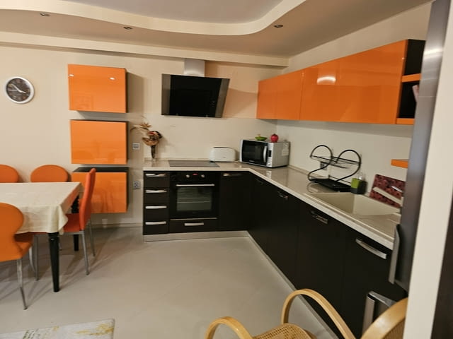 Давам под наем Тристаен апартамент -в гр. Варна - близо до Медицински Университет, Червен площад , Ч - снимка 1