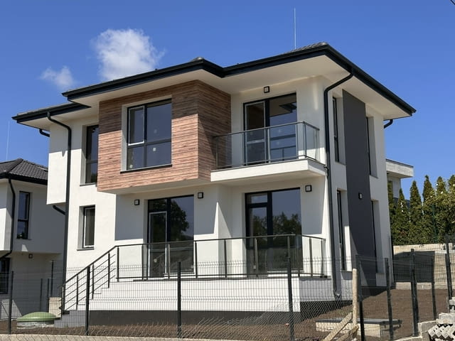 Продавам нова къща с 3 спални в м-т Траката във Варна. С АКТ 16! Къщата е с РЗП от 139 кв.м и разпол - снимка 1