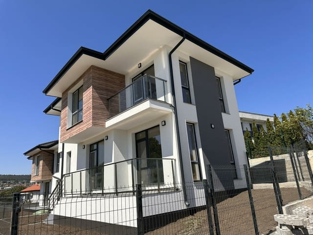 Продавам нова къща с 3 спални в м-т Траката във Варна. С АКТ 16! Къщата е с РЗП от 139 кв.м и разпол - снимка 2