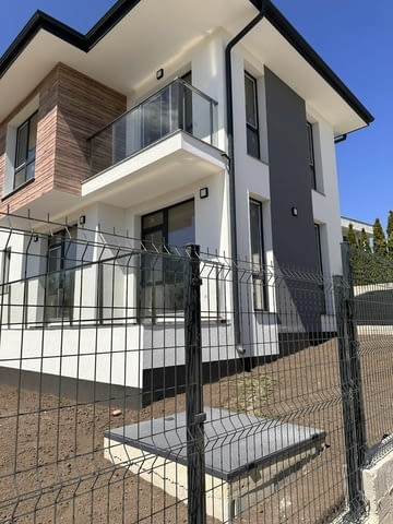 Продавам нова къща с 3 спални в м-т Траката във Варна. С АКТ 16! Къщата е с РЗП от 139 кв.м и разпол - снимка 3