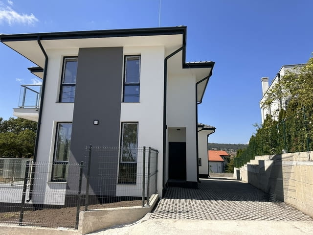 Продавам нова къща с 3 спални в м-т Траката във Варна. С АКТ 16! Къщата е с РЗП от 139 кв.м и разпол - снимка 4