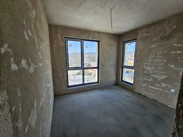 Продавам нова къща с 3 спални в м-т Траката във Варна. С АКТ 16! Къщата е с РЗП от 139 кв.м и разпол - снимка 11