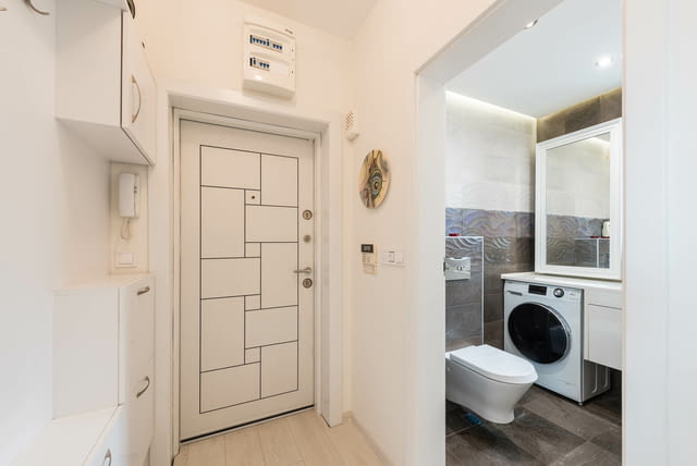 Продавам Тристаен апартамент - тип Мезонет с паркомясто -в гр. Варна - кв. Левски , зад ресторант Ам - снимка 11