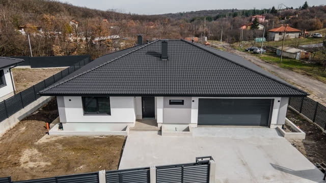 ЕДНОФАМИЛНА КЪЩА във в. з. Кенана, град Хасково 1-етажна, Тухла, 247 м2 - град Хасково | Къщи / Вили - снимка 2