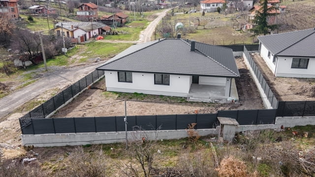 ЕДНОФАМИЛНА КЪЩА във в. з. Кенана, град Хасково 1-етажна, Тухла, 247 м2 - град Хасково | Къщи / Вили - снимка 4