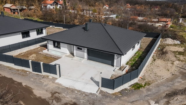 ЕДНОФАМИЛНА КЪЩА във в. з. Кенана, град Хасково 1-етажна, Тухла, 247 м2 - град Хасково | Къщи / Вили - снимка 8