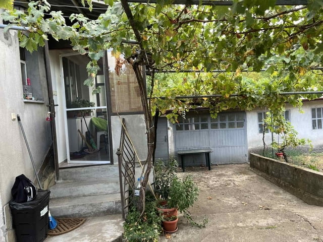 Къща с двор в кв.Болярово, гр.Хасково 1-етажна, Тухла, 149 м2 - град Хасково | Къщи / Вили - снимка 1