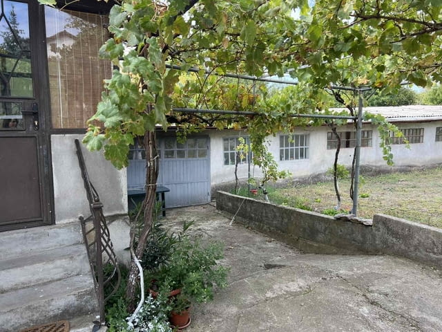 Къща с двор в кв.Болярово, гр.Хасково 1-етажна, Тухла, 149 м2 - град Хасково | Къщи / Вили - снимка 2