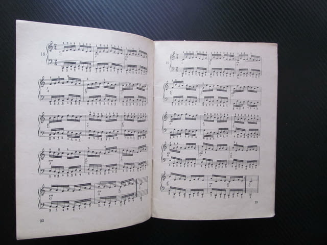 Технически упражнения за акордеон Петър Пенчев акорди музика инструменти музикални свирене изкуство - снимка 2