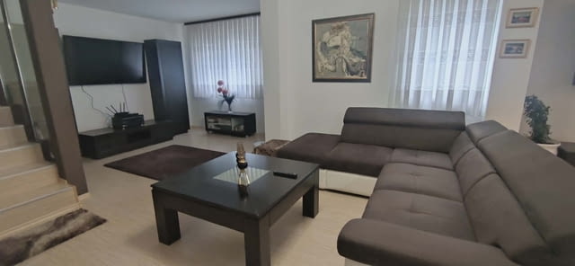 Продаваме триетажна къща в гр. Пловдив 3-етажна, Тухла, 505 м2 - град Пловдив | Къщи / Вили - снимка 3