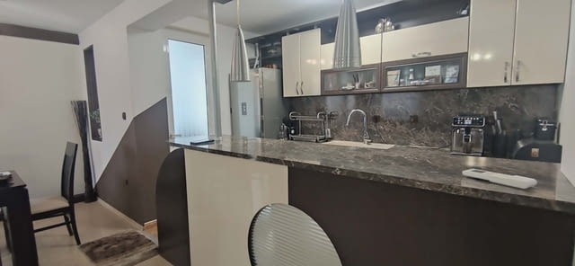 Продаваме триетажна къща в гр. Пловдив 3-етажна, Тухла, 505 м2 - град Пловдив | Къщи / Вили - снимка 4