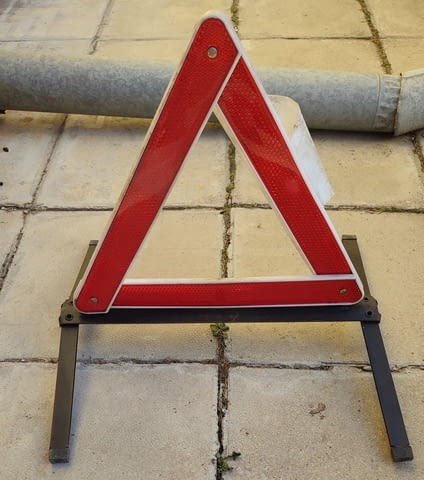 Продавам авариен / предупредителен триъгълник - град София | Резервни Части - снимка 1