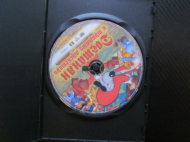 Догтанян и тримата мускетари DVD филм кучета защитници на краля затворник златна маска заговор шпаги - снимка 2