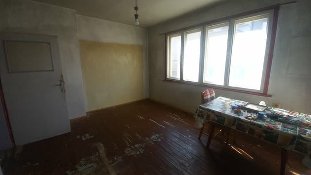 Продаваме тристаен апартамент в кв. Смирненски 3-стаен, 95 м2, Тухла - град Пловдив | Апартаменти - снимка 1