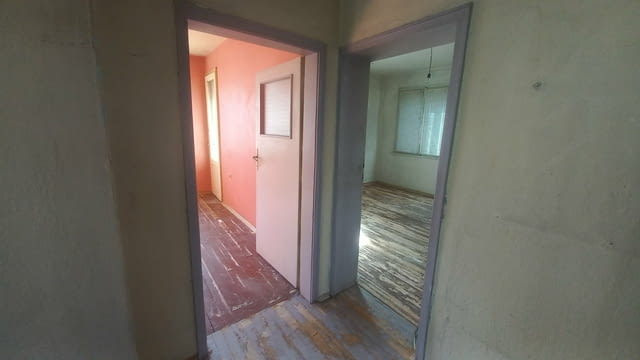 Продаваме тристаен апартамент в кв. Смирненски 3-стаен, 95 м2, Тухла - град Пловдив | Апартаменти - снимка 5
