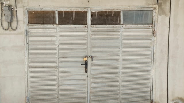 Продавам МАСИВНИ ЖЕЛЕЗНИ ГАРАЖНИ ВРАТИ в много добро състояние. - снимка 2