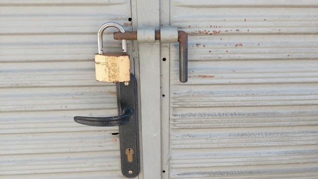 Продавам МАСИВНИ ЖЕЛЕЗНИ ГАРАЖНИ ВРАТИ в много добро състояние. - снимка 3