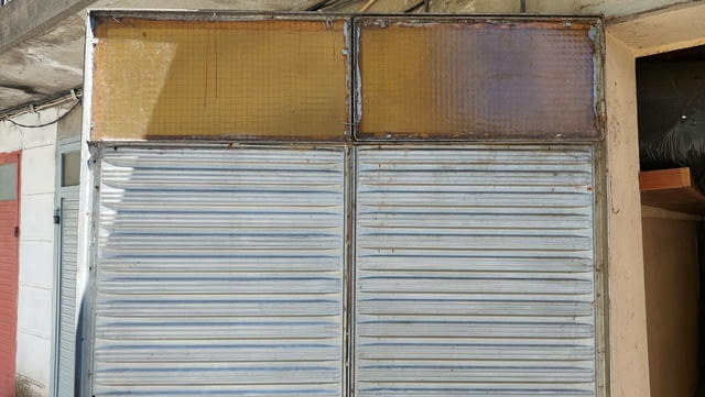 Продавам МАСИВНИ ЖЕЛЕЗНИ ГАРАЖНИ ВРАТИ в много добро състояние. - снимка 4