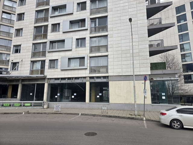 Дава под наем ъглов магазин 240 кв.м. с лице на бул. България. - снимка 2