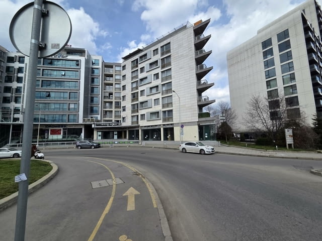 Дава под наем ъглов магазин 240 кв.м. с лице на бул. България. - снимка 4