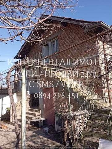 Кодг 63185. Двуетажна тухла/бетон къща 120м2 с голям двор 1200м2. Достъпът до втория скосен етаж е п - снимка 2