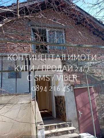 Кодг 63185. Двуетажна тухла/бетон къща 120м2 с голям двор 1200м2. Достъпът до втория скосен етаж е п - снимка 3