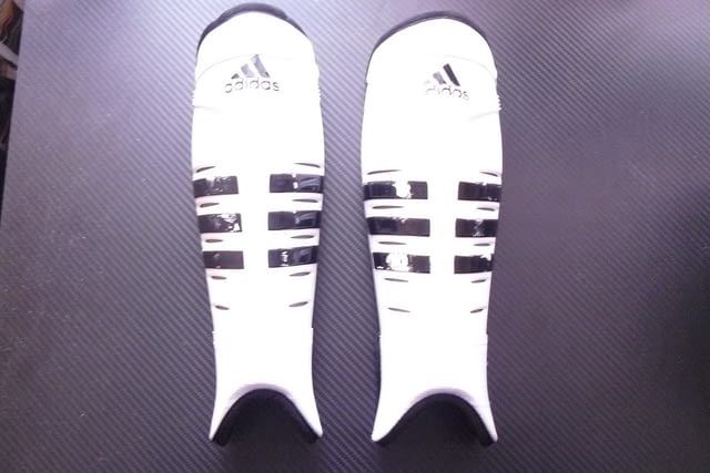 Футболни кори Adidas футбол калци протектори спорт топка гол бяло черно спортист футболист обувки - снимка 1