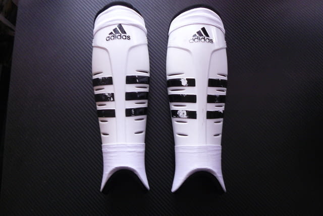 Футболни кори Adidas футбол калци протектори спорт топка гол бяло черно спортист футболист обувки - снимка 2