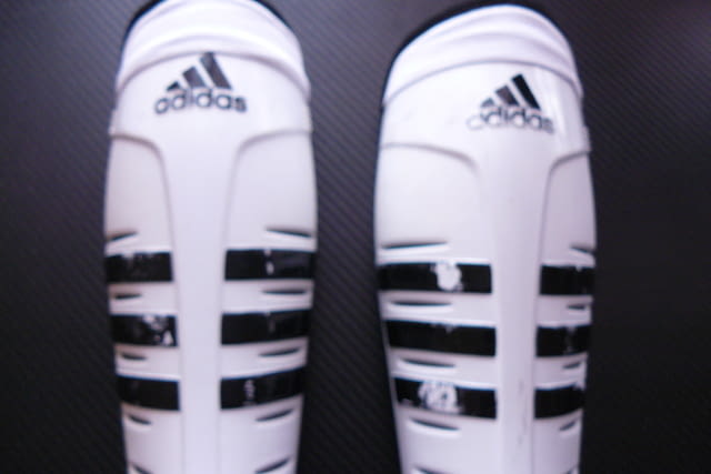 Футболни кори Adidas футбол калци протектори спорт топка гол бяло черно спортист футболист обувки - снимка 3