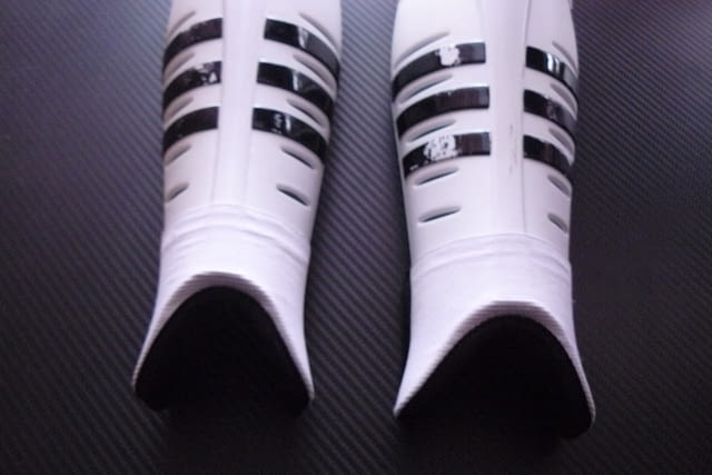 Футболни кори Adidas футбол калци протектори спорт топка гол бяло черно спортист футболист обувки - снимка 4