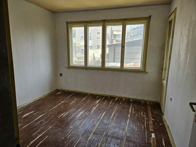 Продаваме тристаен апартамент в кв. Смирненски 3-стаен, 95 м2, Тухла - град Пловдив | Апартаменти - снимка 7