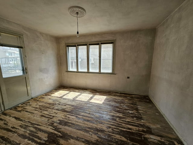 Продаваме тристаен апартамент в кв. Смирненски 3-стаен, 95 м2, Тухла - град Пловдив | Апартаменти - снимка 8